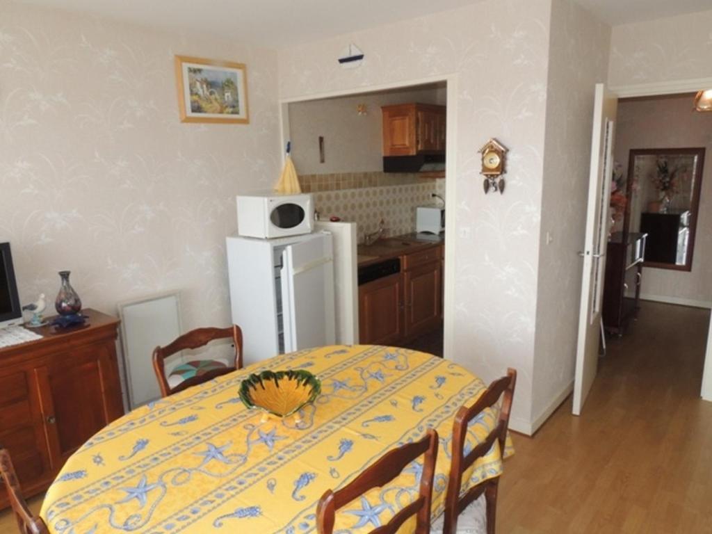 Appartement ensoleillé et spacieux avec parking, centre de Royan - FR-1-71-62 - 2