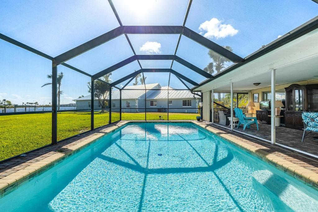 Heated Saltwater Pool, Sleeps 6 - Villa Shangri-La, Cape Coral