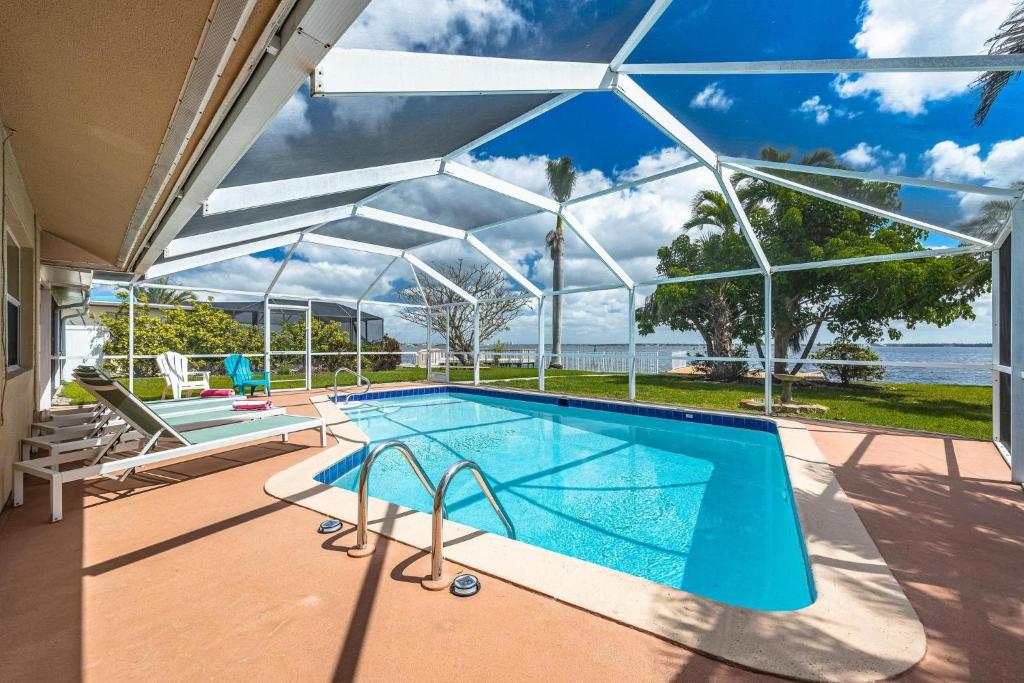 Heated Pool, Ping Pong Table, Sleeps 8 - Villa Sunset Riverhouse, Cape Coral