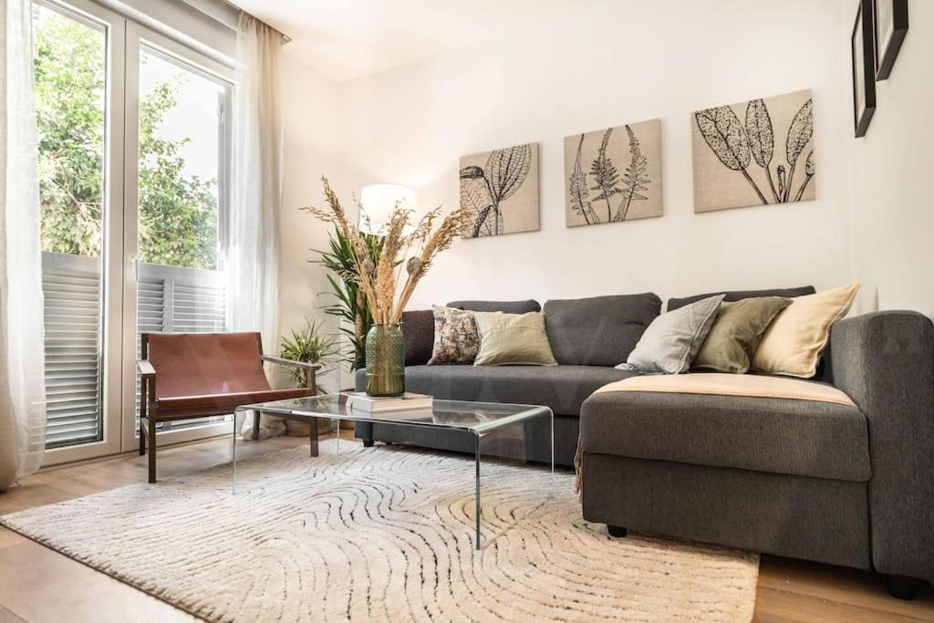 Calm apartment with private patio by REMS, Малага