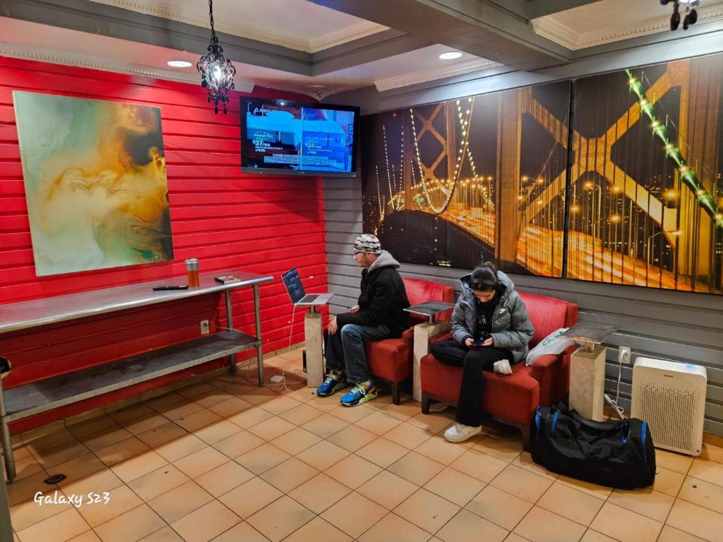 Shared lounge/TV area, European Hostel in San Francisco (CA)