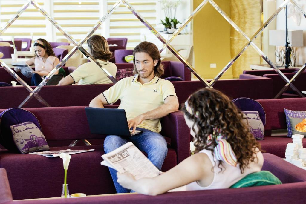 Shared lounge/TV area