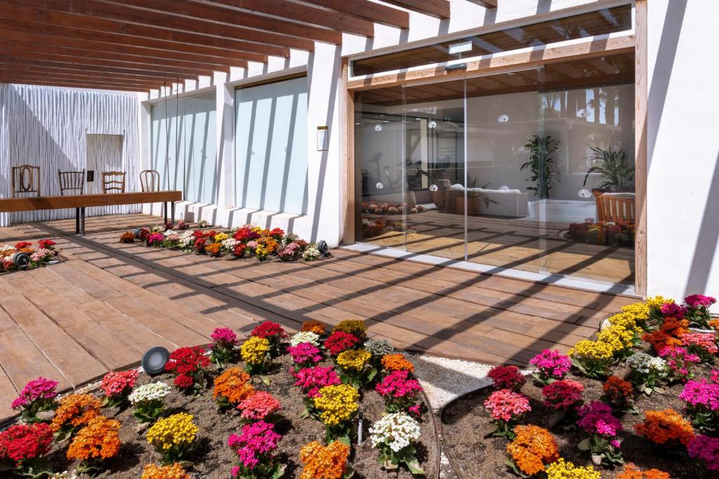 Mediterraneo Bay Hotel & Resort — Hotel building in Roquetas de Mar, Andalusia