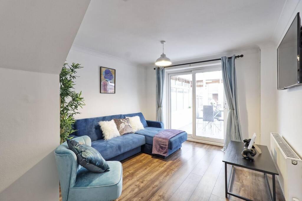 Luxury 2 Bedroom House with Garden & Free Parking