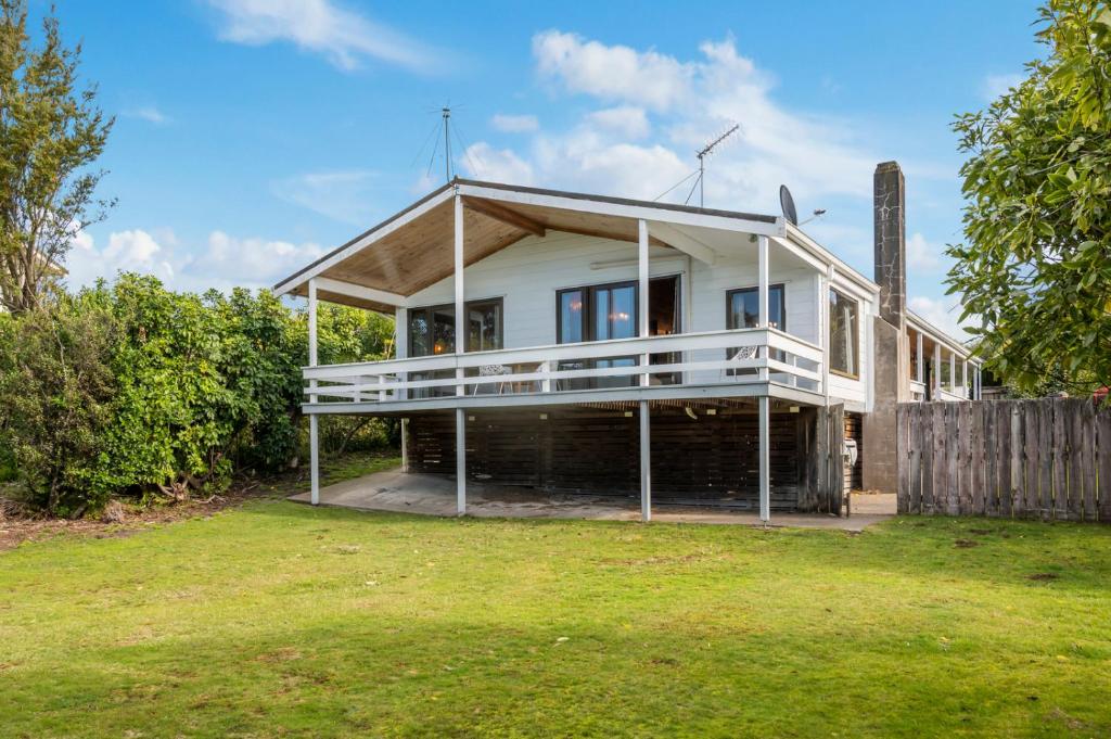 Lakefront Gem - Kuratau Holiday Home, Kuratau