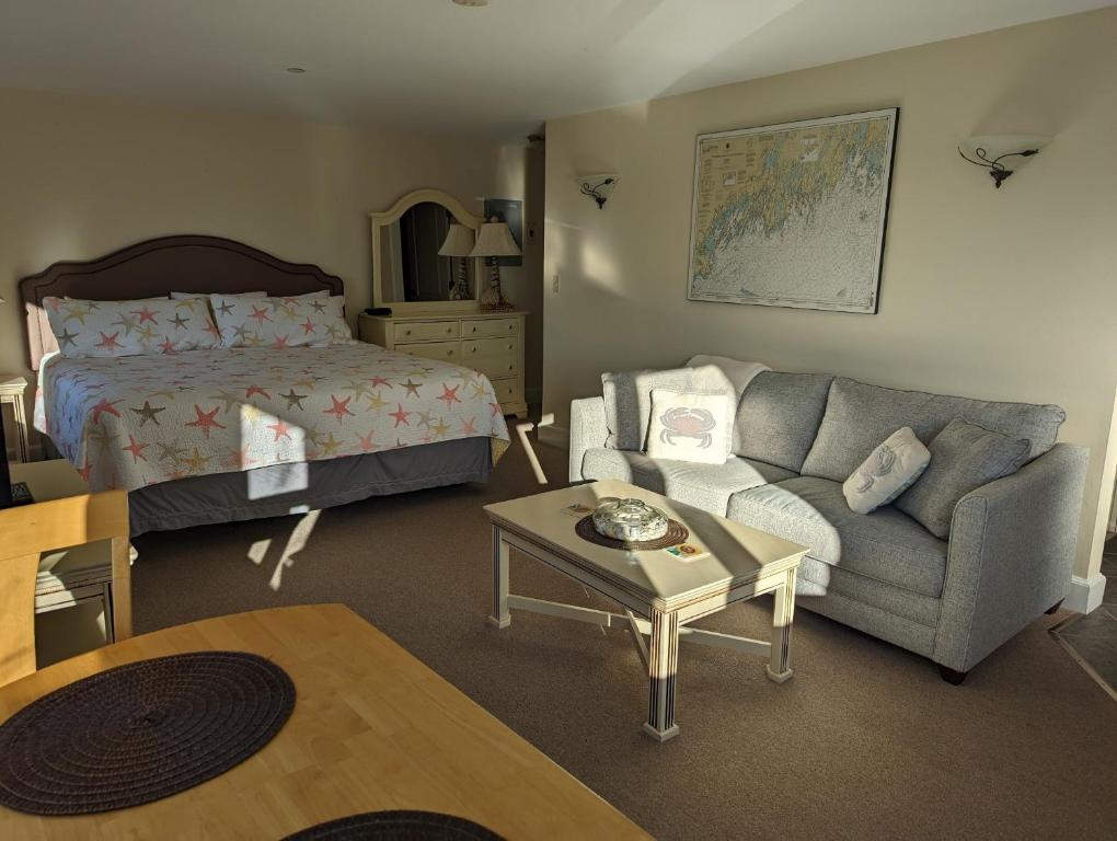 Riverfront 2nd floor with balcony Sheepscot Harbour Vacation Club Studio #210, Edgecomb