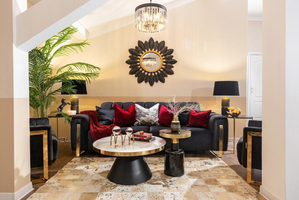 Qult - Invictus, Bukurešť