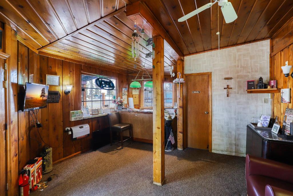 Cedar Village Motel photo