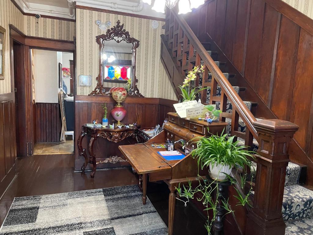 Colonial Charm Inn Bed & Breakfast photo