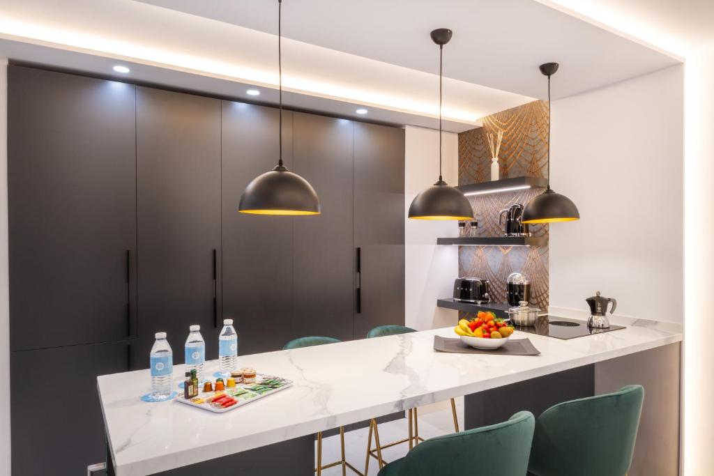 MARBELLA BANUS SUITES - Marbella Marina Banus, Deluxe Apartment, 2BDM-2BHT, Sea Views, Wlk Dist-1min to El Corte Ing Shop & 3min to The Beach - 2