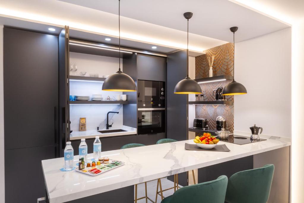 MARBELLA BANUS SUITES - Marbella Marina Banus, Deluxe Apartment, 2BDM-2BHT, Sea Views, Wlk Dist-1min to El Corte Ing Shop & 3min to The Beach - 3