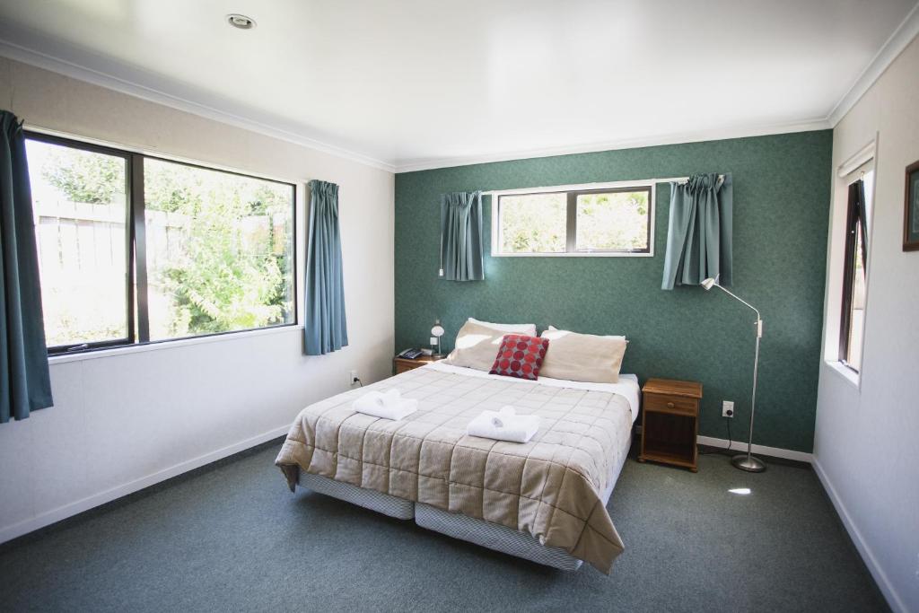 Apollo Lodge and Apartment, Wanaka, New Zealand Photos, Room Rates
