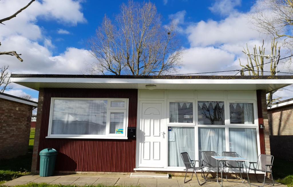 'Sunnyside' Chalet, walk to the beach & close to Norfolk broads - pet friendly!, Great Yarmouth