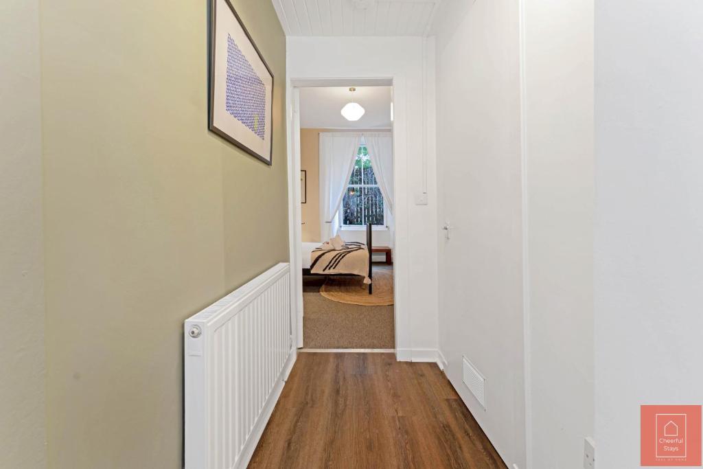 Cheerful Stays: Spacious Flat in Leith photo 5