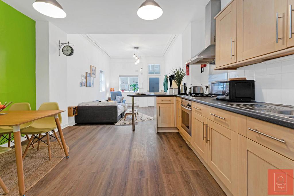 Cheerful Stays: Spacious Flat in Leith photo 3