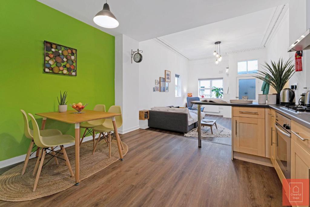 Cheerful Stays: Spacious Flat in Leith photo 7