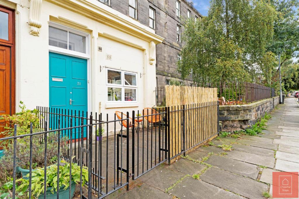 Cheerful Stays: Spacious Flat in Leith photo 4
