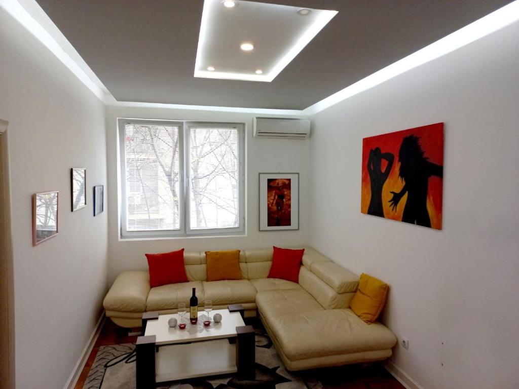 Central Apartment Sleeps 4 - 2