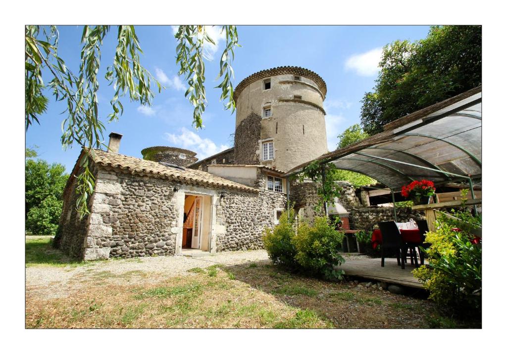 Maison de 2 chambres avec piscine partagee terrasse amenagee et wifi a Chomerac