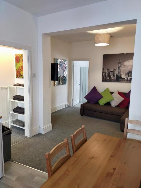 Entire floor 2 Bedrooms on Westcliff photo
