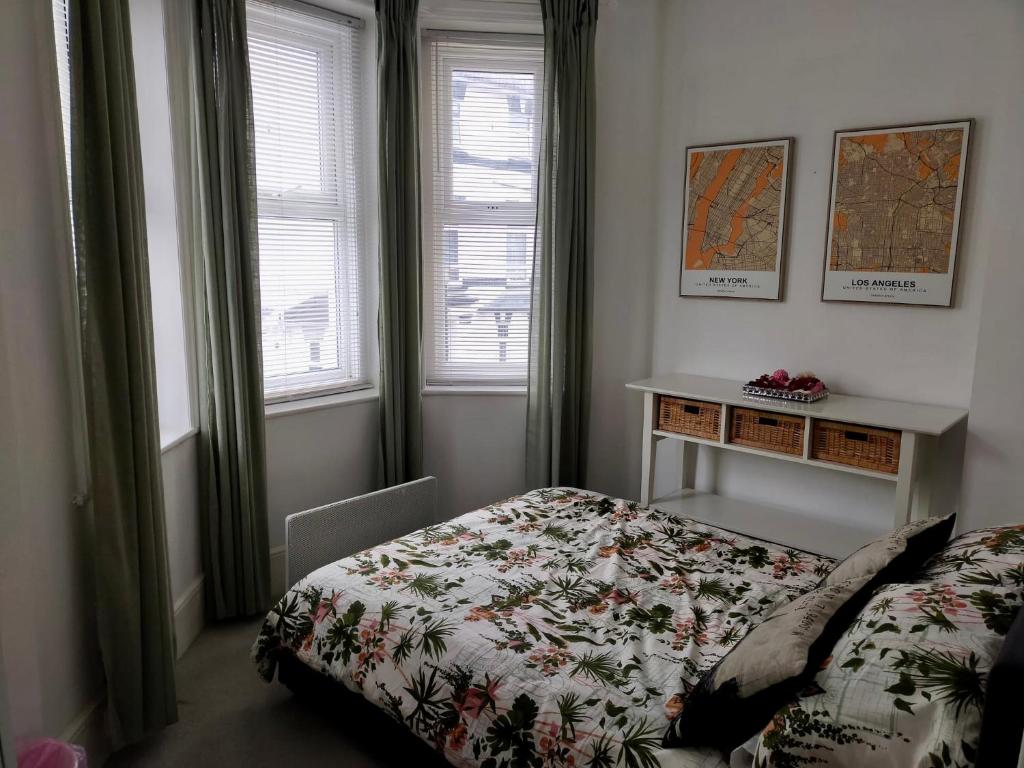 Entire floor 2 Bedrooms on Westcliff photo