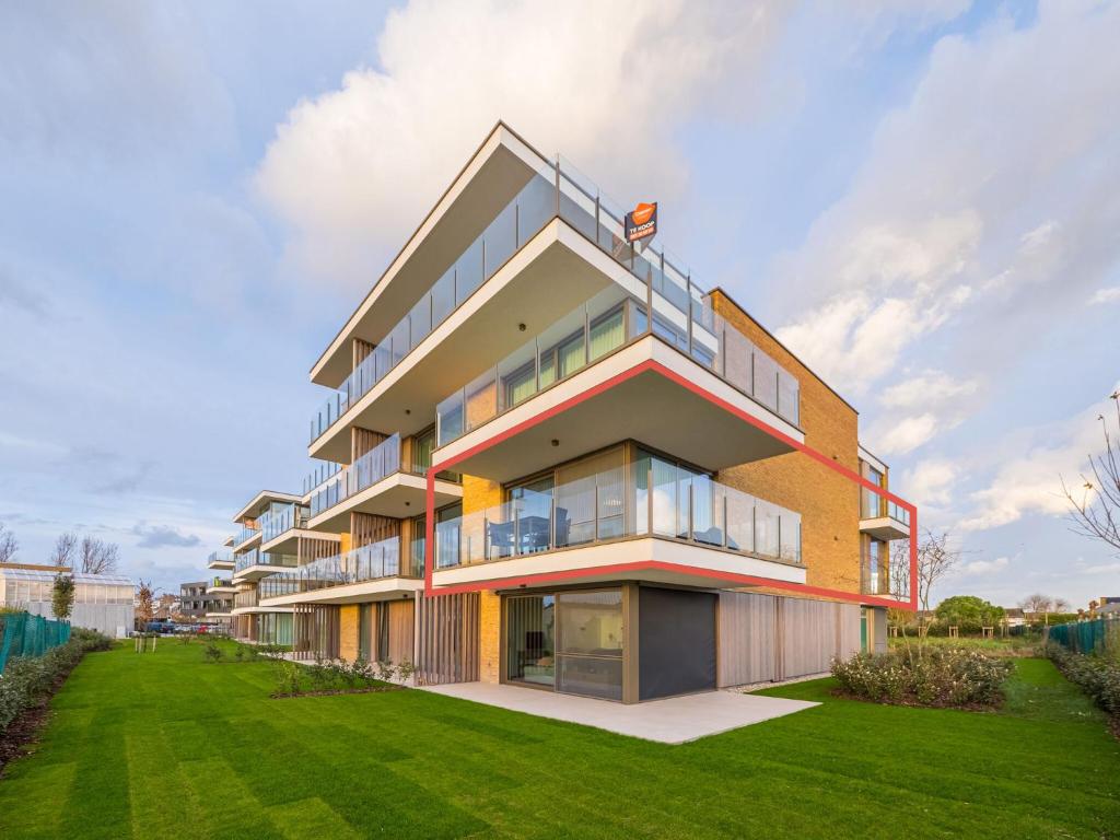 Spacious apartment with sunny terrace, Middelkerke