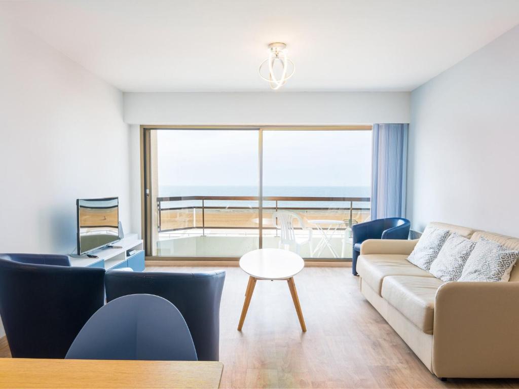 Modern apartment with direct sea view, Middelkerke