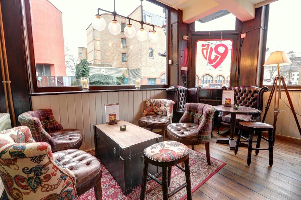 Shared lounge/TV area