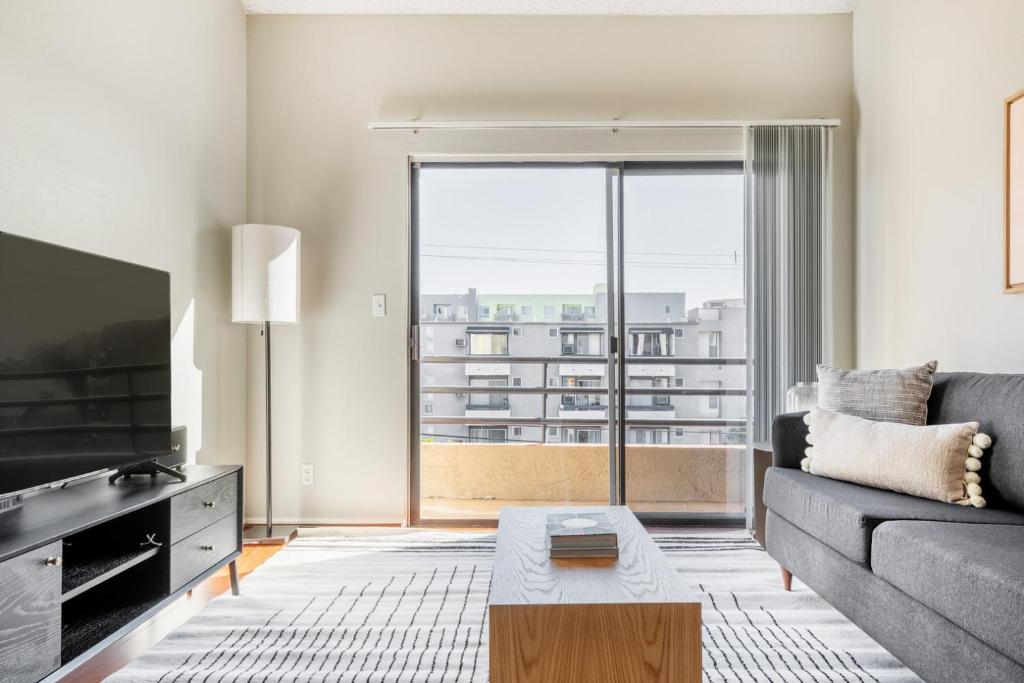 N Hollywood 2BR w Gym Pool nr TJ Shops LAX-591, Los Angeles