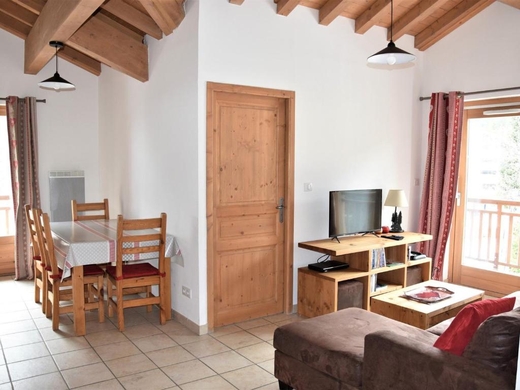 Appartement au dernier étage avec 2 balcons, proche téléphérique - FR-1-464-87 - 1