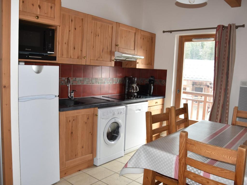 Appartement au dernier étage avec 2 balcons, proche téléphérique - FR-1-464-87 - 4