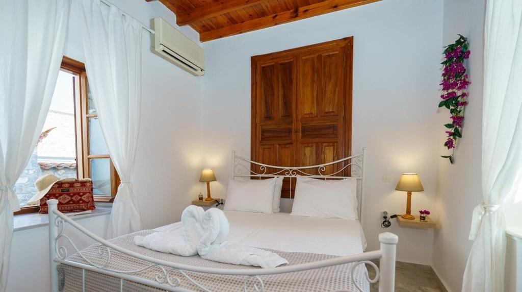 Captain D - Hydra Dream Houses, Hydra