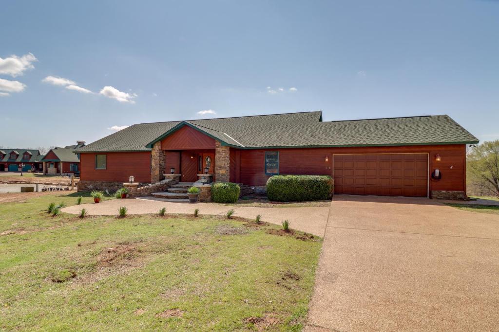 Mountain Views and Shared Pool Ozarks Family Home, Fairfield Bay