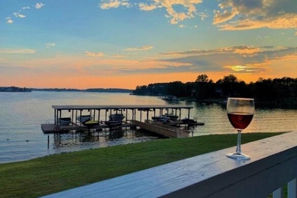 Sunset Cove, Huddleston