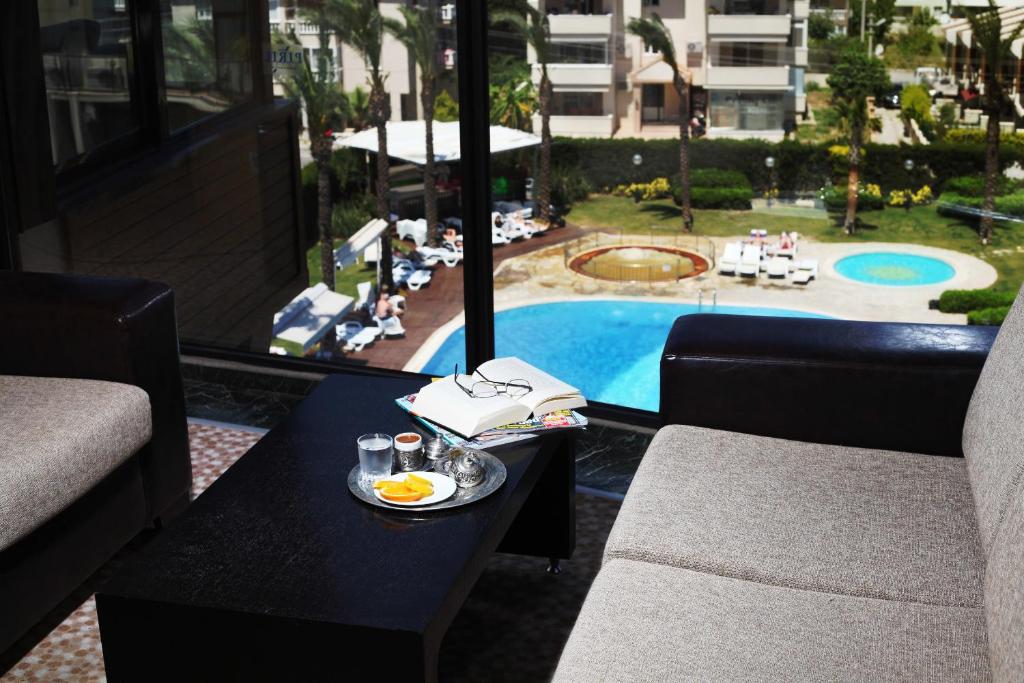 Shared lounge/TV area