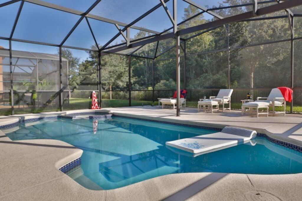 Large Pool Deck * All Rooms w/ Private Bathroom, Kissimmee