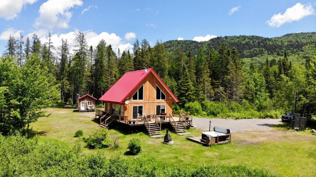 Relax with Mountain Views, Hot tub and Fireplace, Saint-Raymond