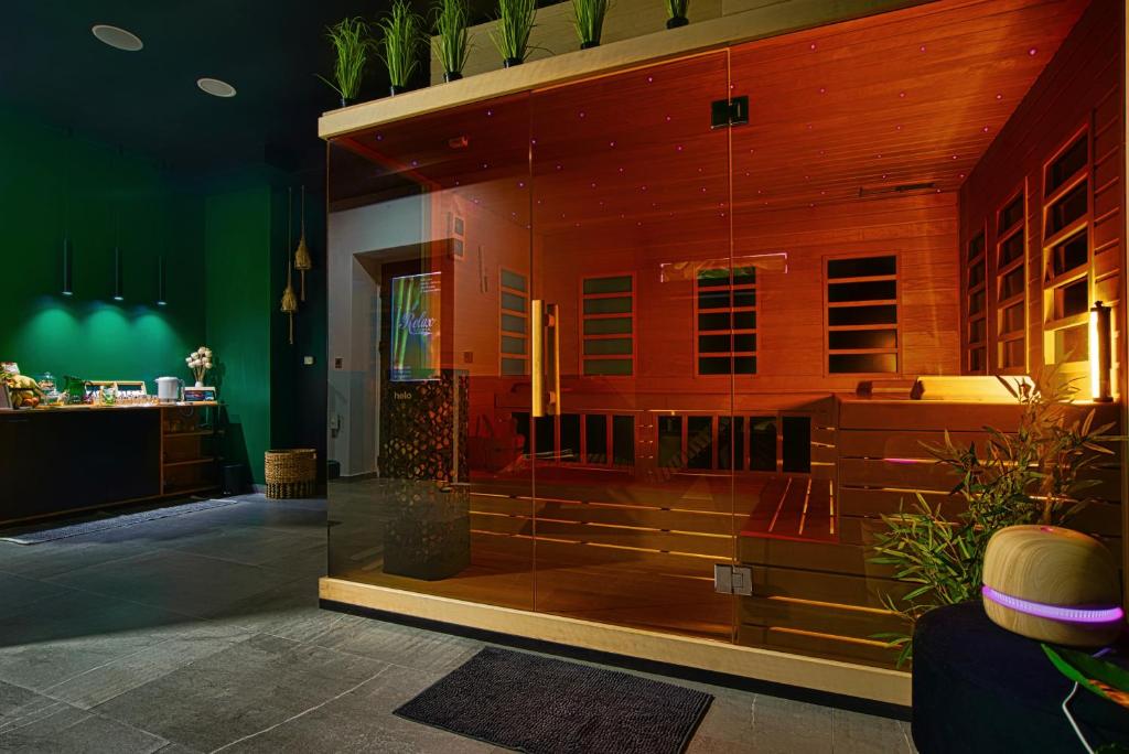 Room4stars, Otruševec