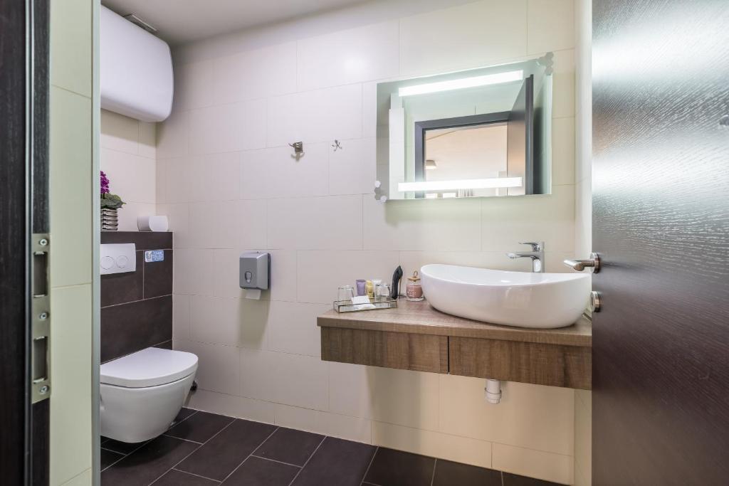 Leonis Restaurant & Rooms photo