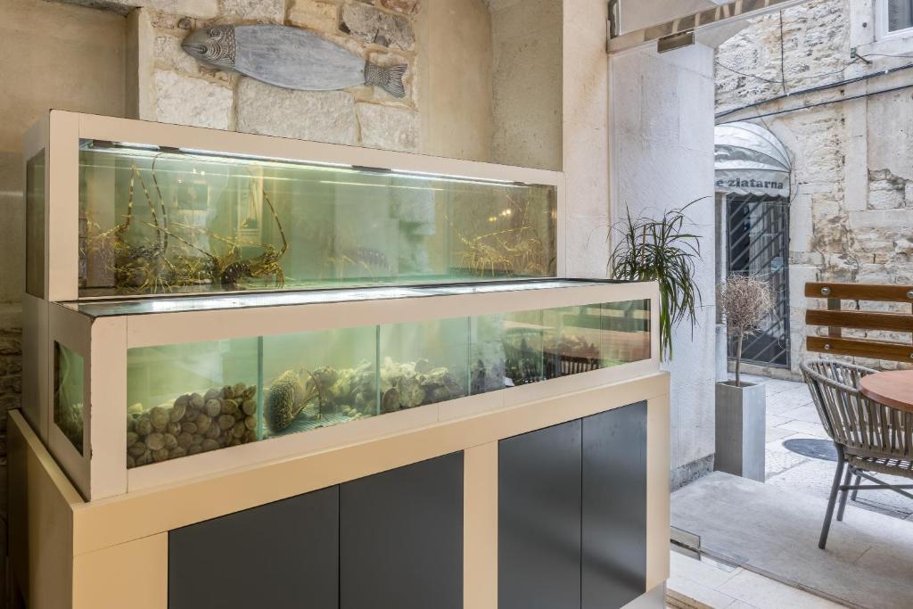 Leonis Restaurant & Rooms photo