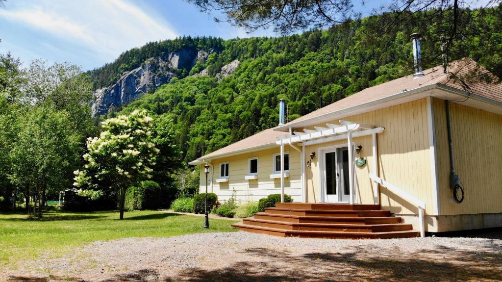 Tranquil Riverfront Chalet with Hot Tub, Saint-Raymond