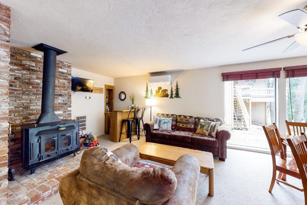 Creekside Cabin — Hotel in Groveland (CA)
