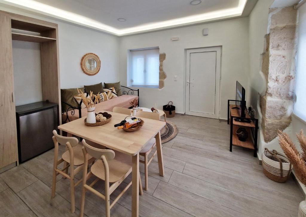 Granny's Nest, Kalyves