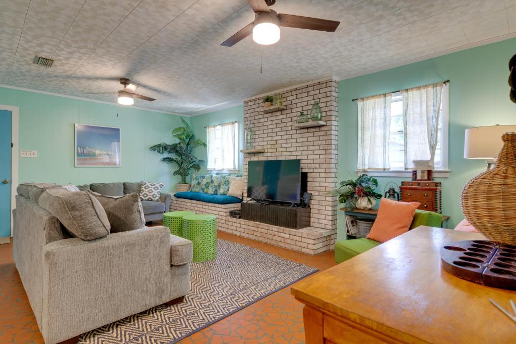 Vibrant Pass Christian Oasis - 3 Blocks to Beach 전경