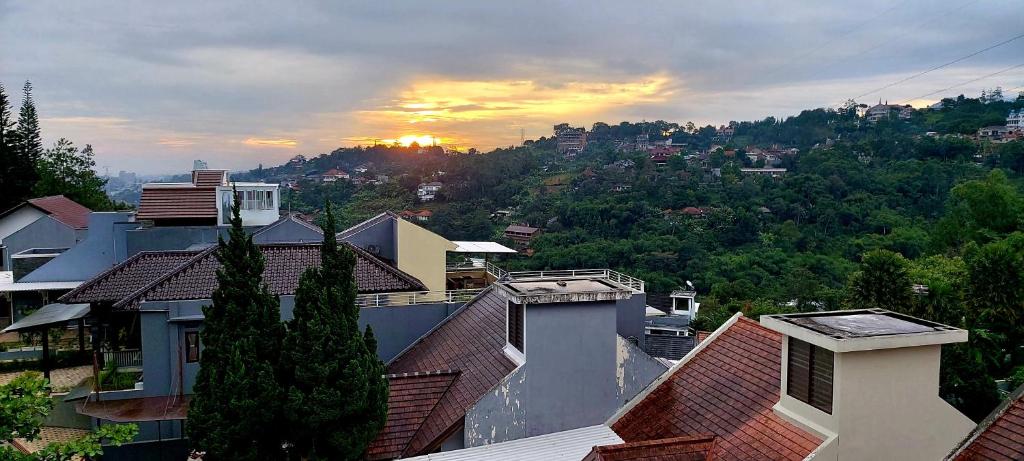 Vila Keluarga Syariah Mawar 82, Dago Resort 4BR dengan Privat Pool BBQ dan Rooftop Vila Keluarga Syariah Mawar 82, Dago Resort 4BR dengan Privat Pool BBQ dan Rooftop