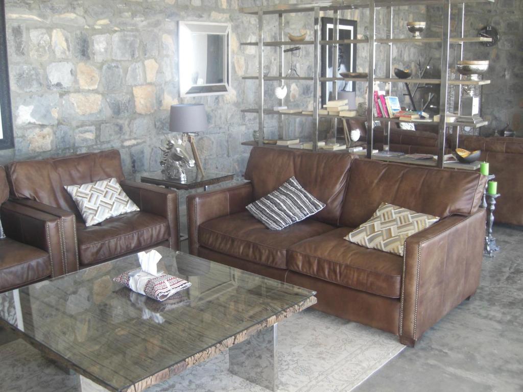 Shared lounge/TV area