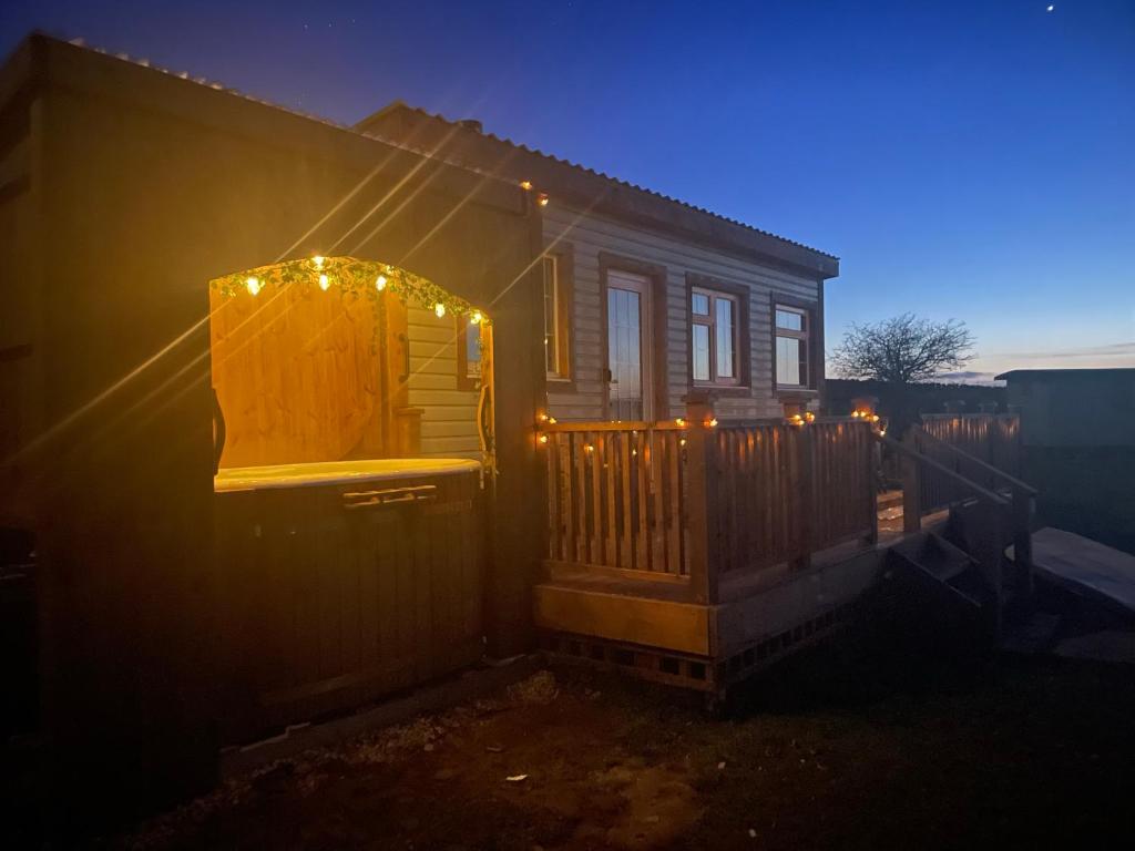 Cuddles & Bubbles Cozy Cabin with jacuzzi spa hot tub, Whitby