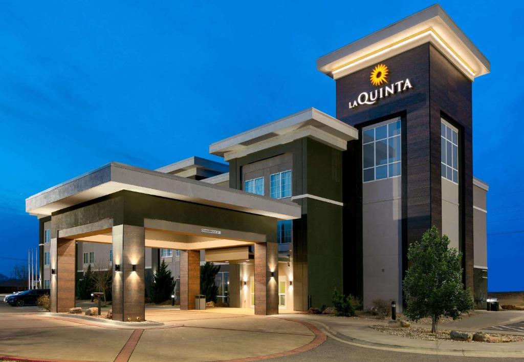 La Quinta Inn & Suites by Wyndham Clinton Historic Route 66 photo