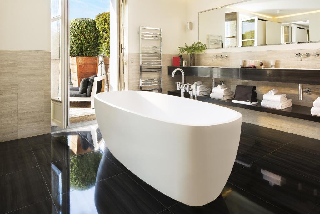 Facilities, Hotel Marignan Champs Elysees in Paris
