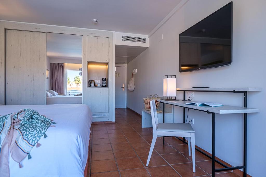 Oassium Hotel - Adults Only — Hotel rooms in La Pineda, Catalonia